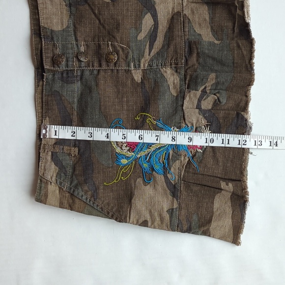 Zoey Beth Embroidered Camo Frayed Hem Pleated Grommet Mini Skirt M Green Y2K - Picture 16 of 16